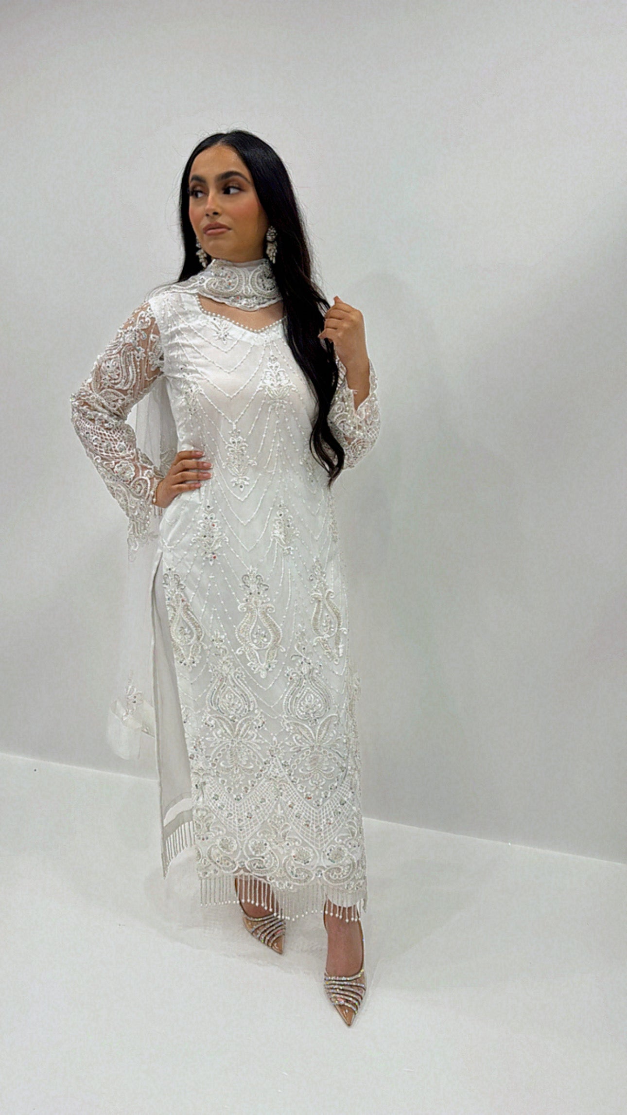 Élara – White Sequin Cutdana Set