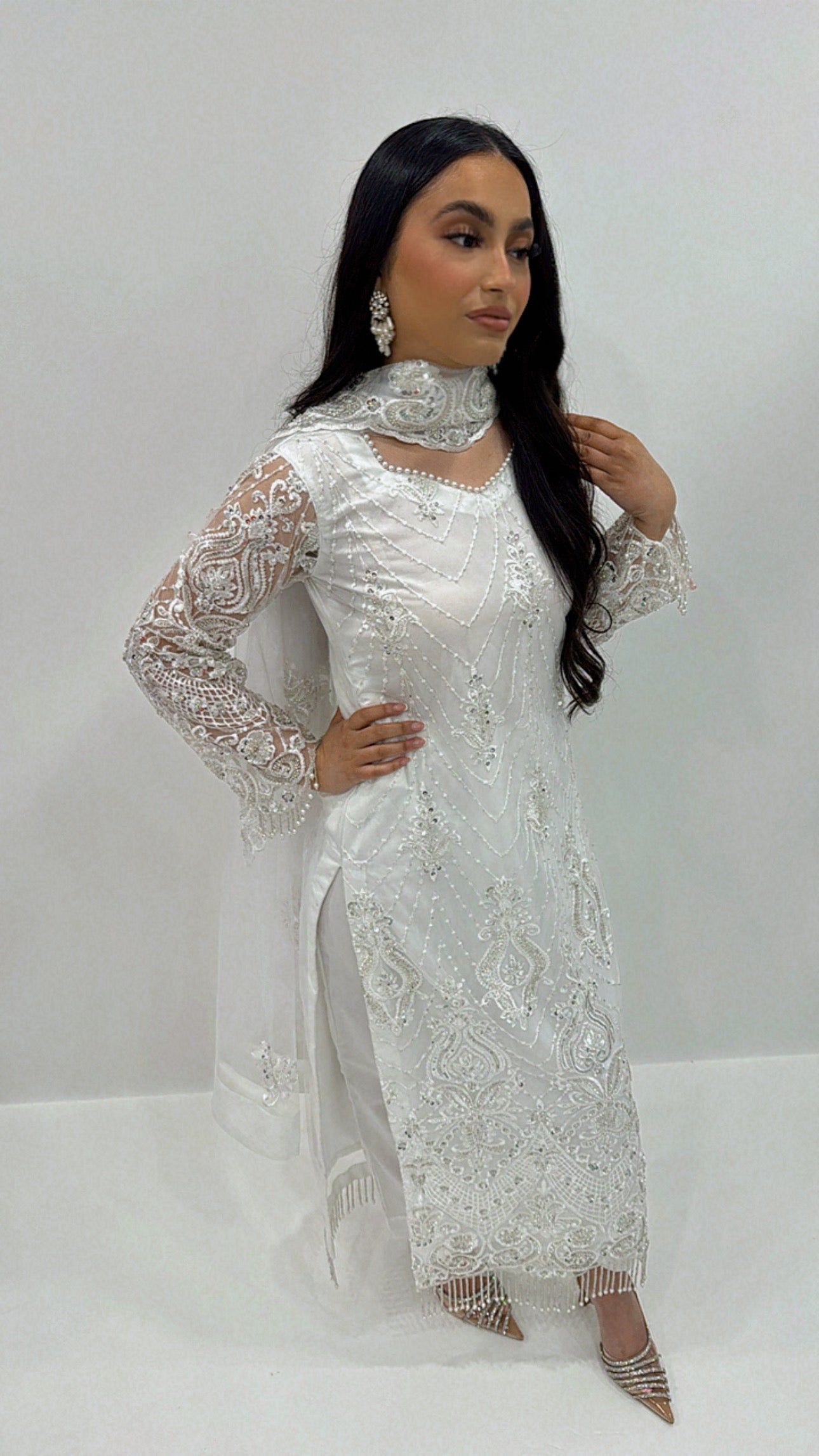 Élara – White Sequin Cutdana Set