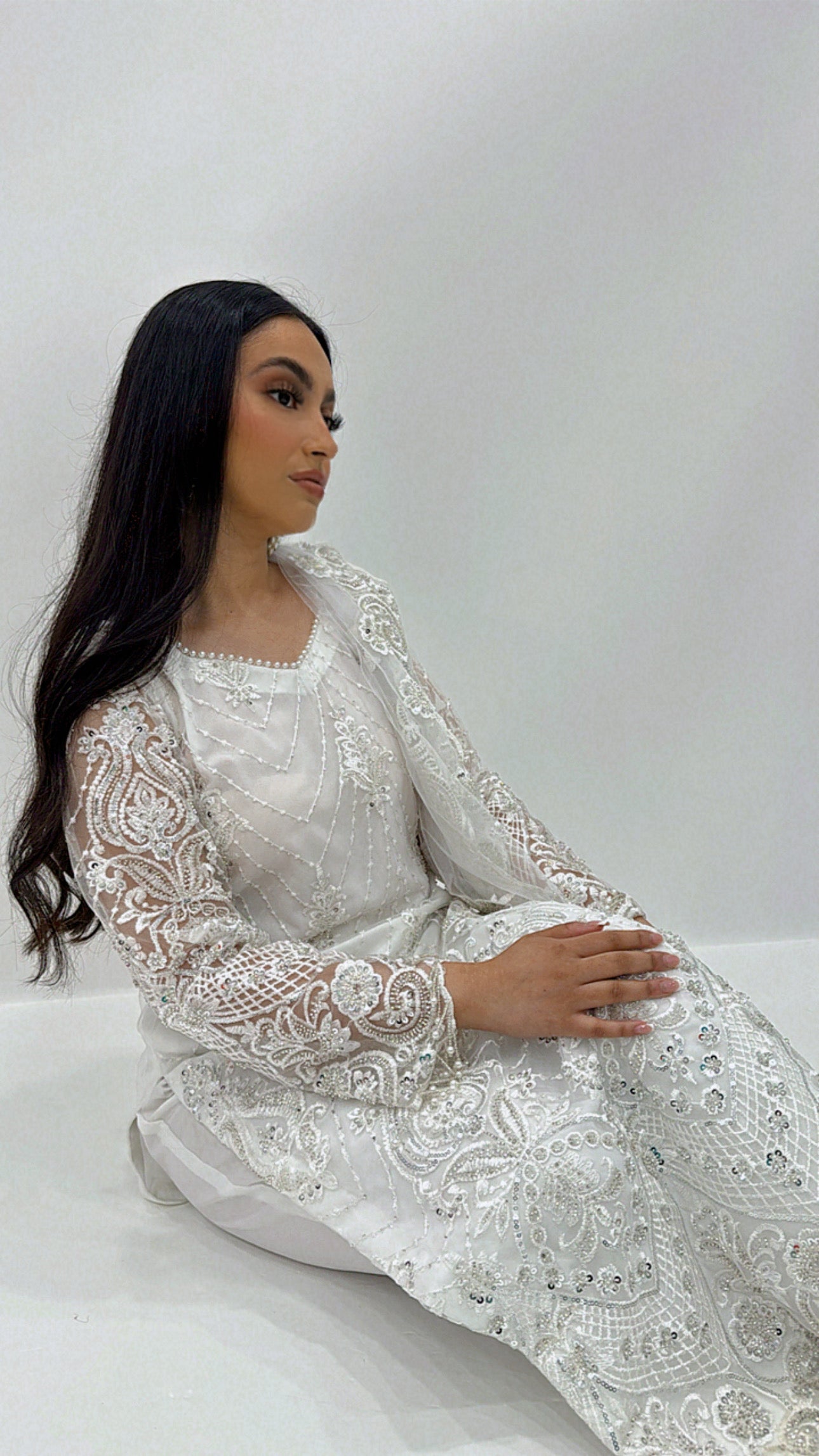 Élara – White Sequin Cutdana Set