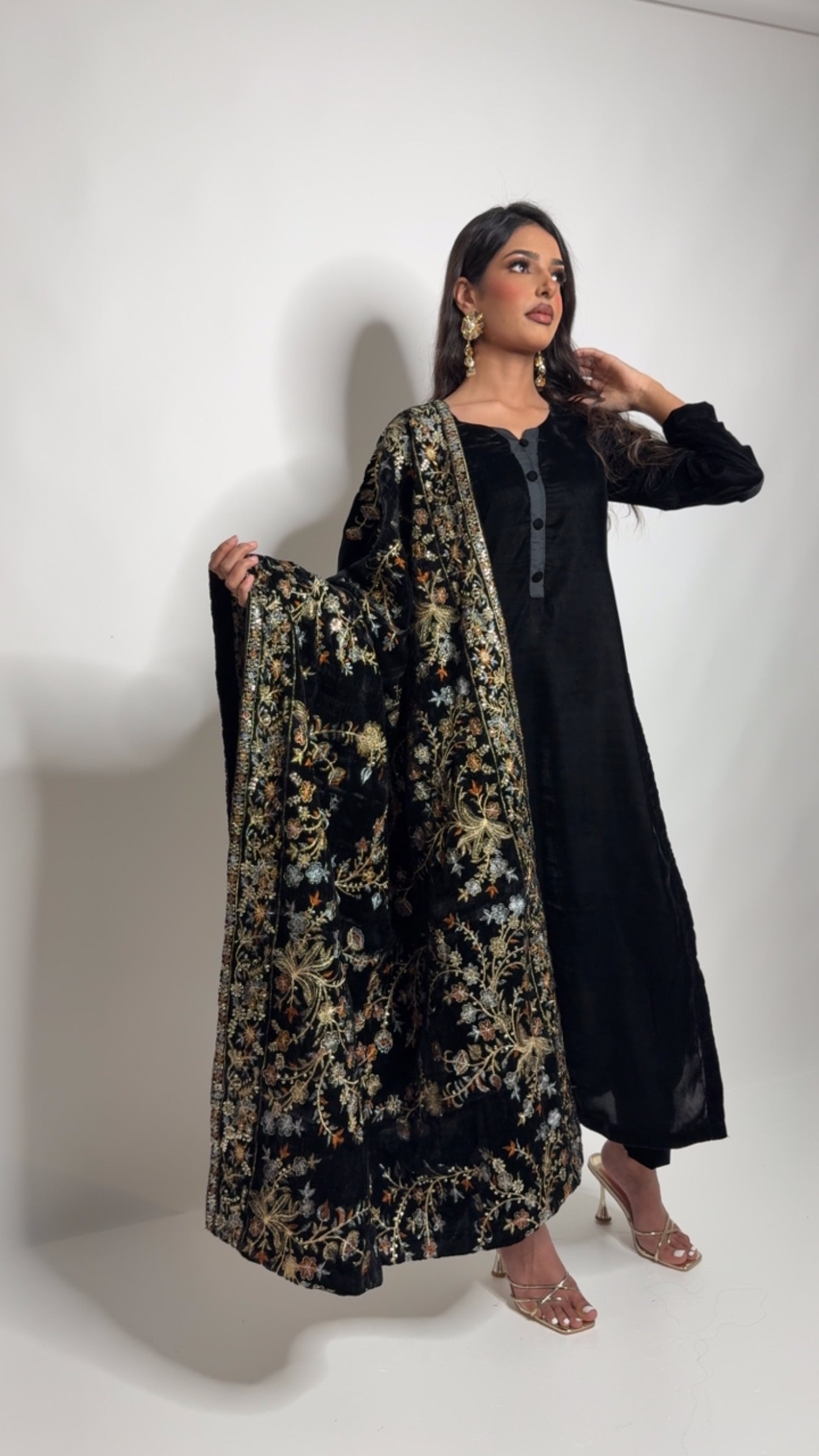 Velvet Opulence – Black & Gold Three Piece Velvet Pakistani Suit
