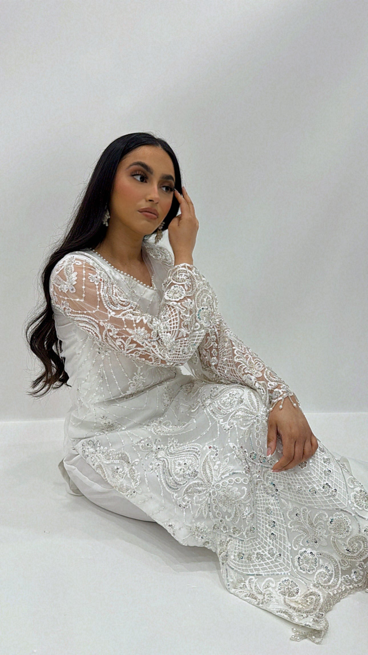 Élara – White Sequin Cutdana Set