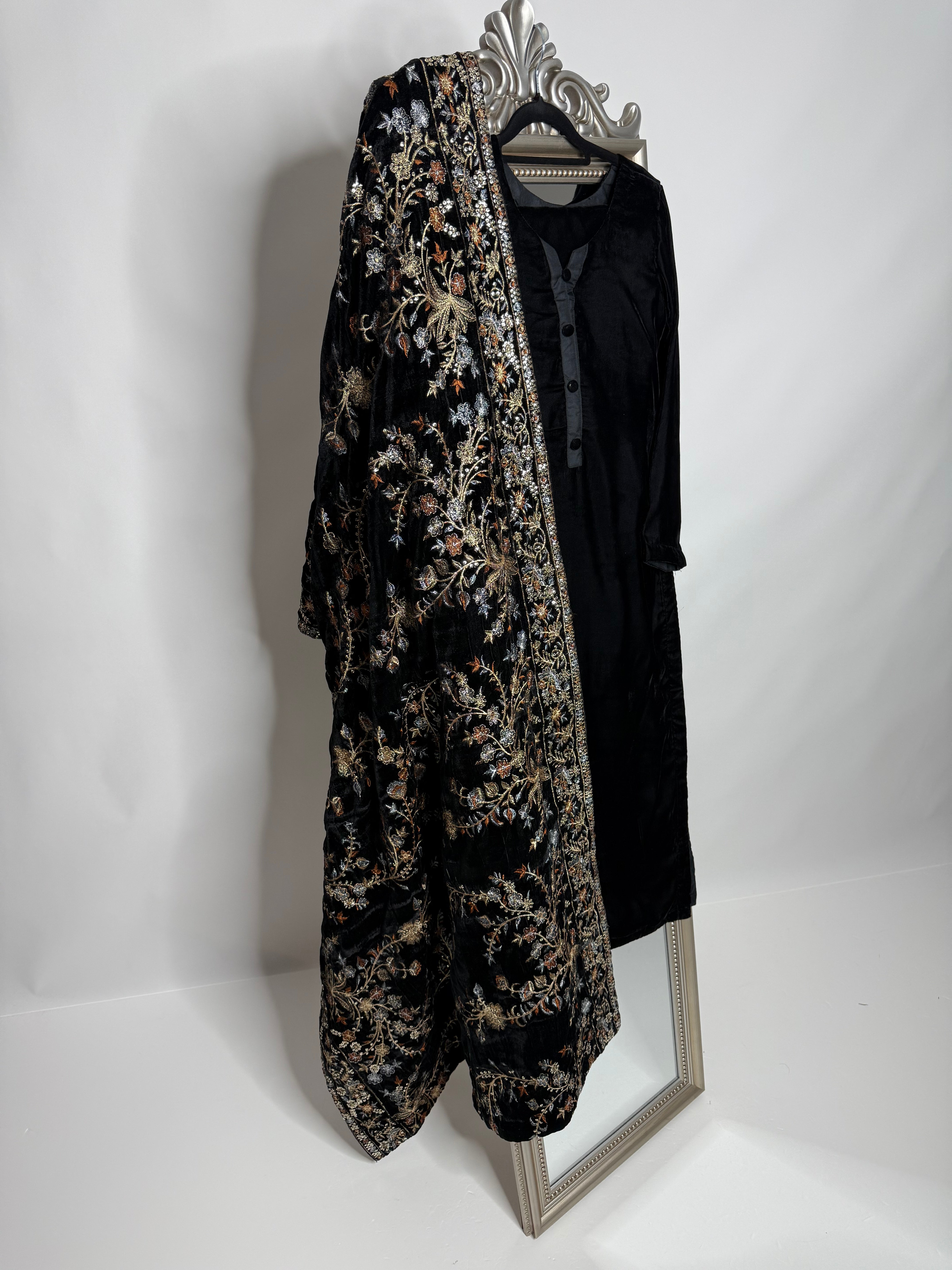 Velvet Opulence – Black & Gold Three Piece Velvet Pakistani Suit