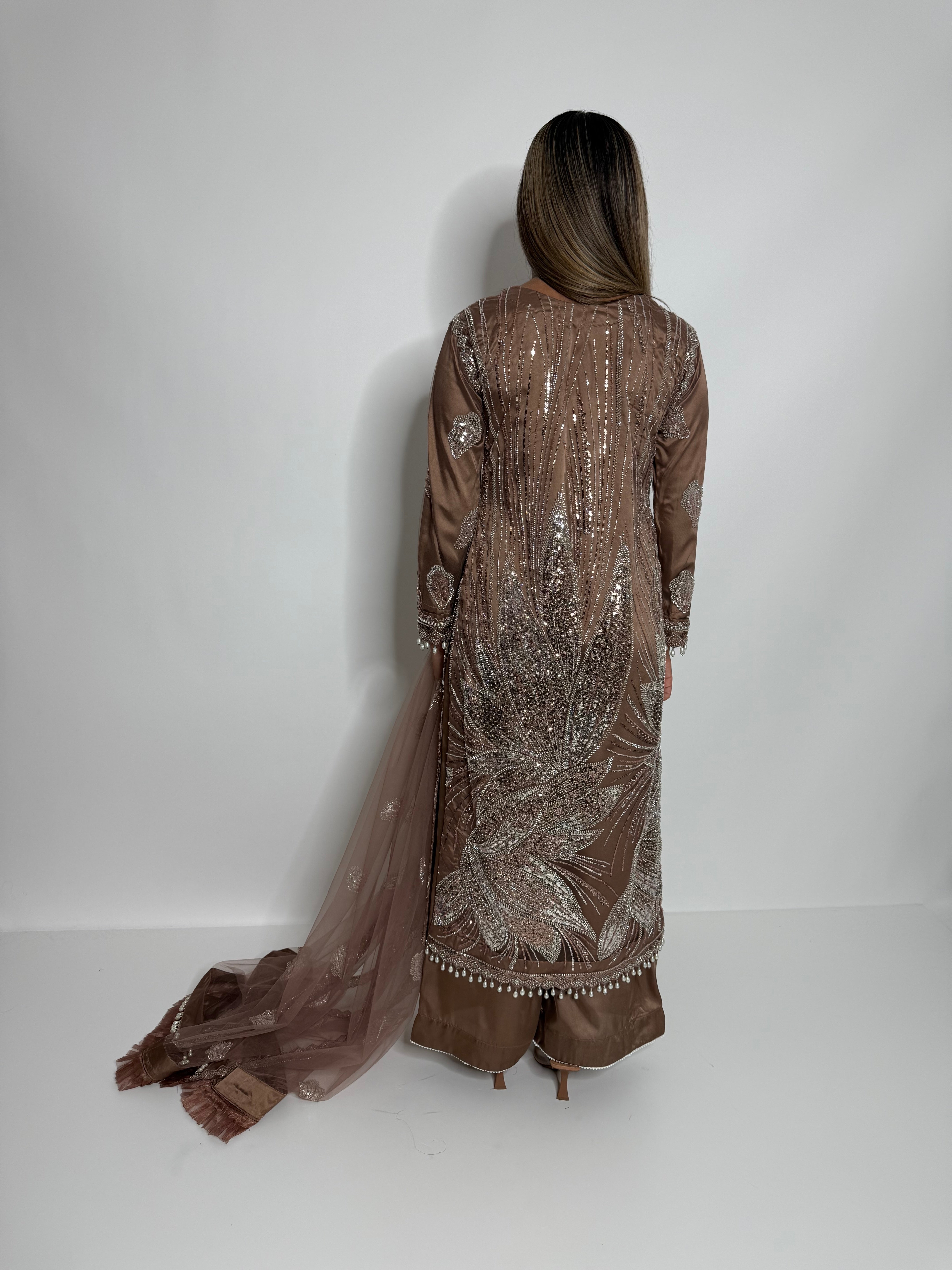 Mocha Élan Cutdana Outfit