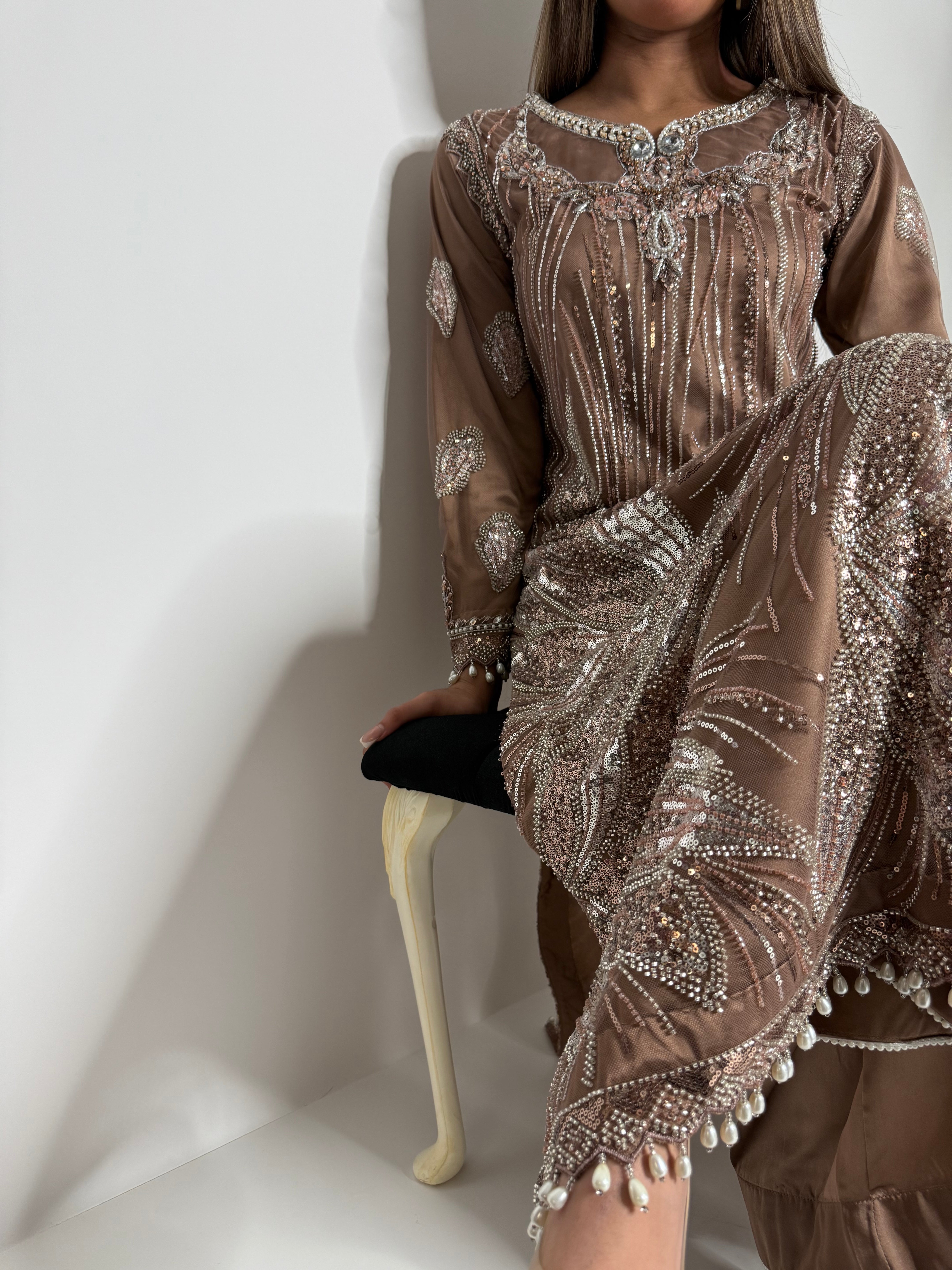 Mocha Élan Cutdana Outfit
